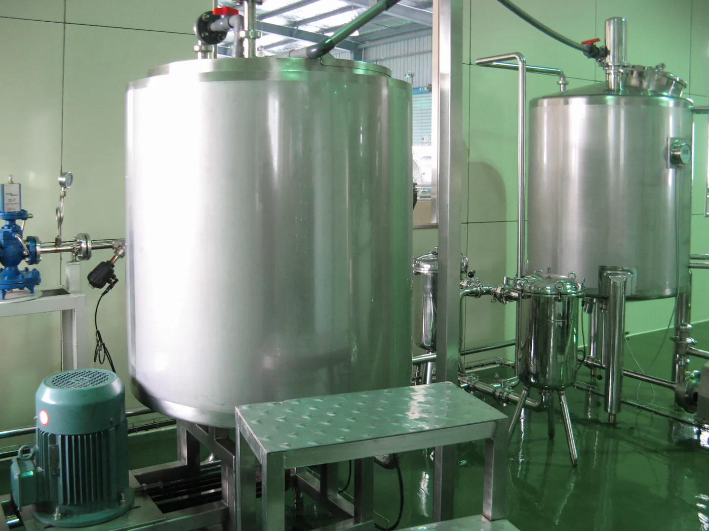 Stainless mixing tank with agitator and transfer pump