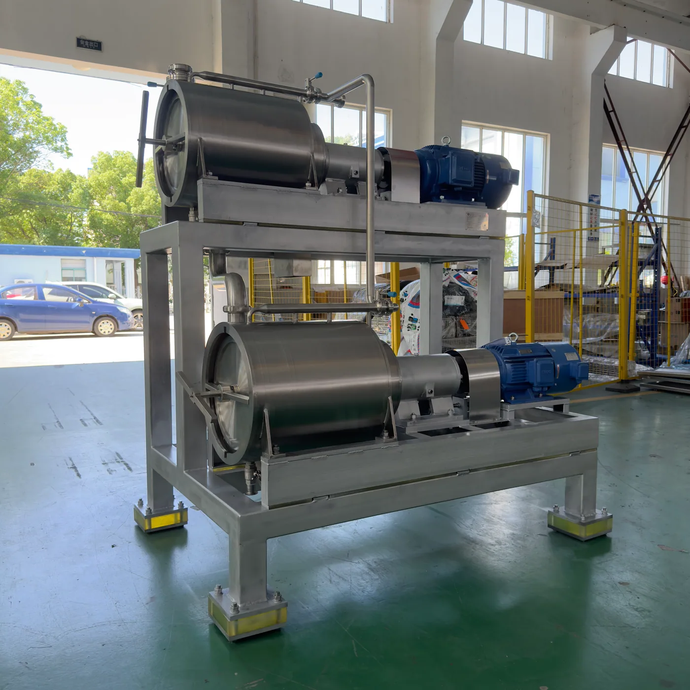 Discharge end of a double-stage fruit pulping machine